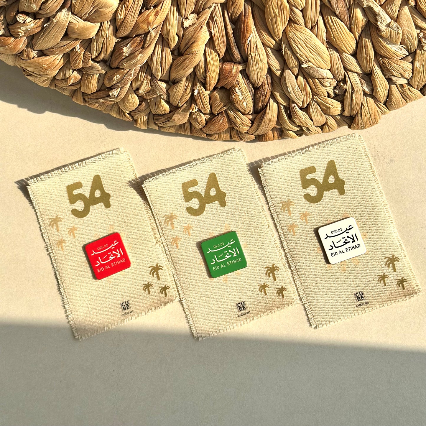 عيد الاتحاد - توزيعات بطاقات قماشية مع بروش