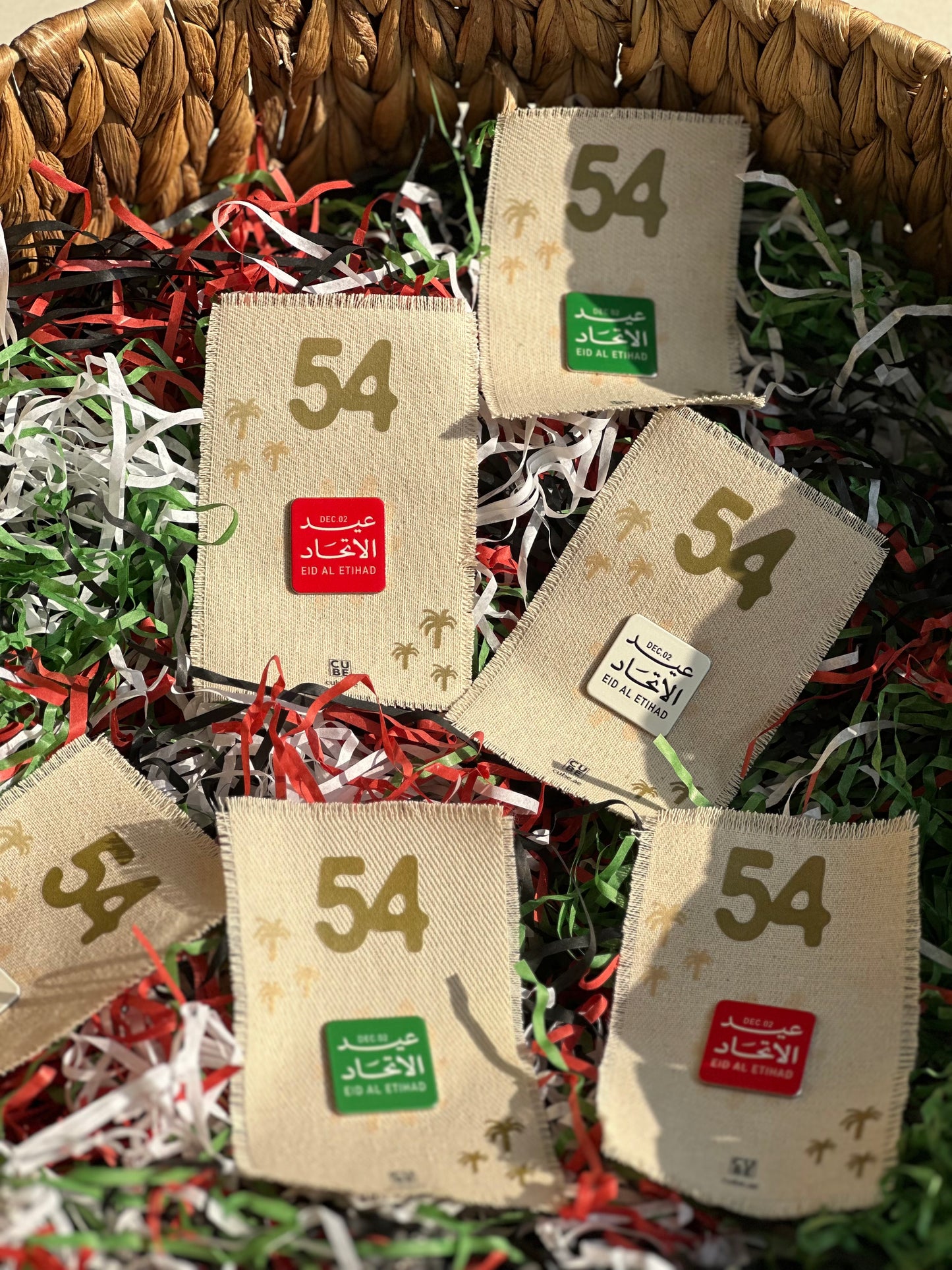 عيد الاتحاد - توزيعات بطاقات قماشية مع بروش