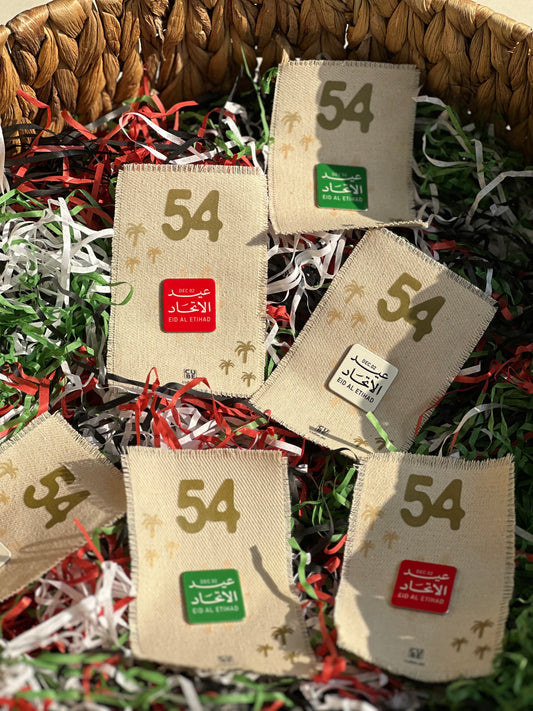 عيد الاتحاد - توزيعات بطاقات قماشية مع بروش