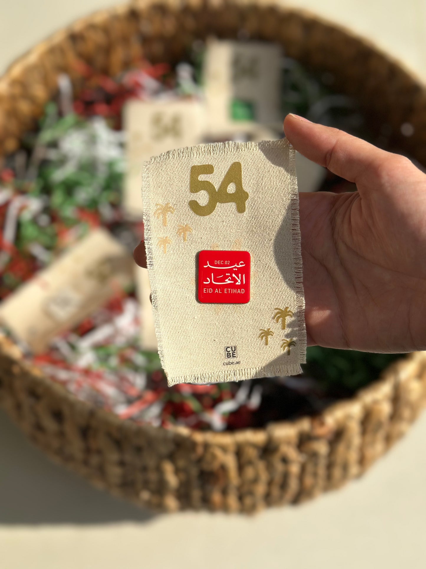 عيد الاتحاد - توزيعات بطاقات قماشية مع بروش