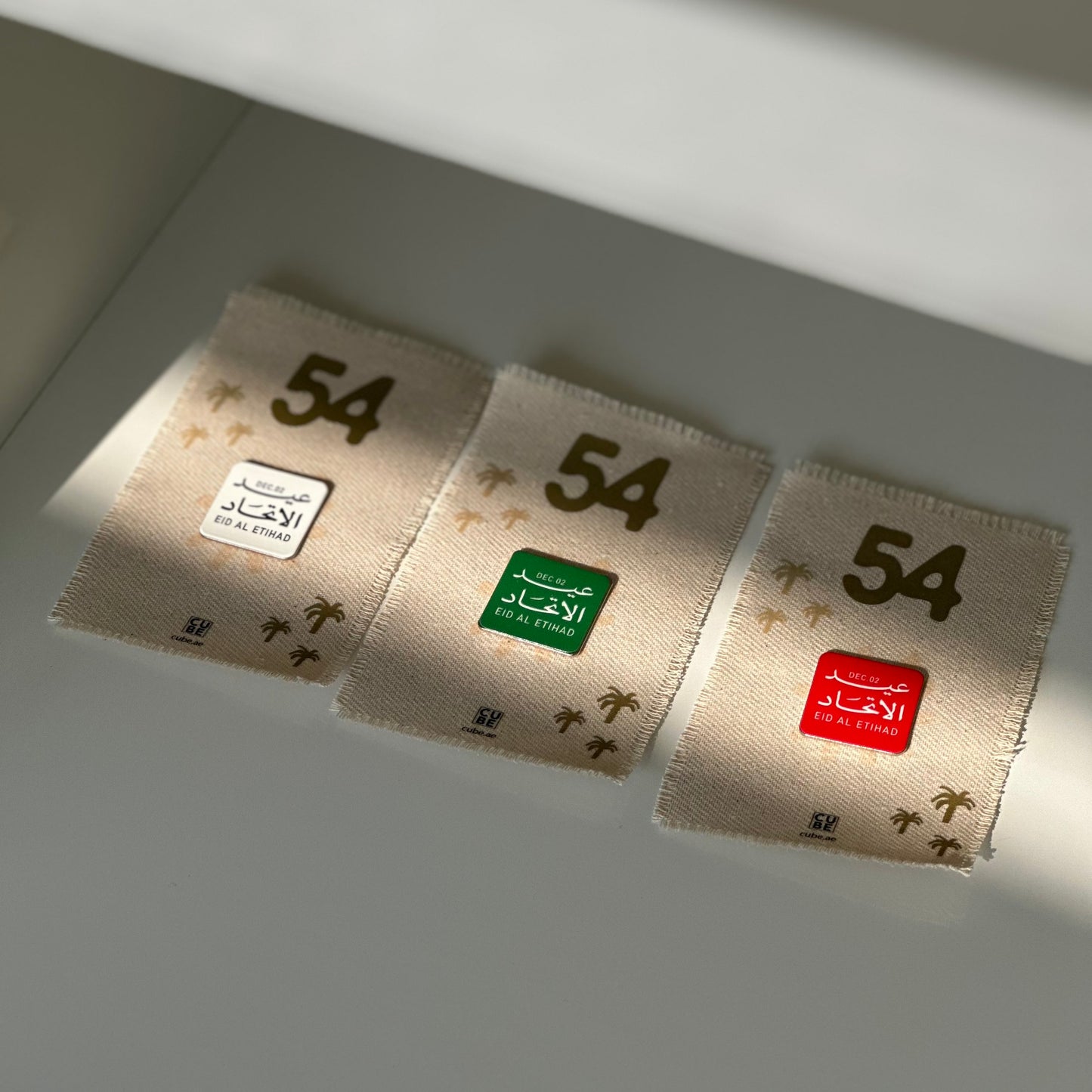 عيد الاتحاد - توزيعات بطاقات قماشية مع بروش