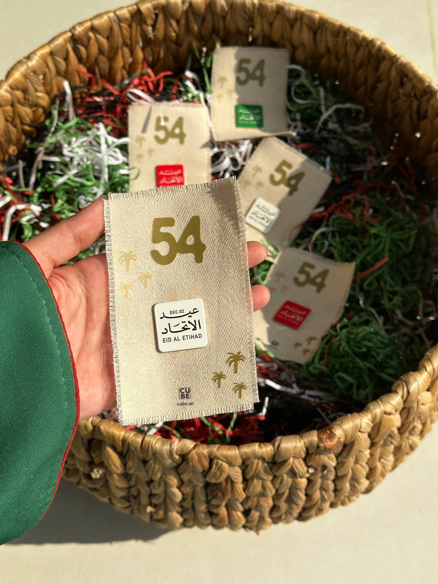 عيد الاتحاد - توزيعات بطاقات قماشية مع بروش